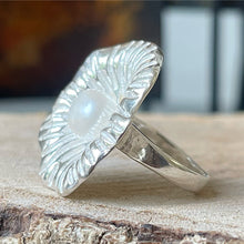 Cargar imagen en el visor de la galería, Anillo de Plata 0.925 con Perla Natural, en diseño de Flor. Disponible en talla 5.5 y talla 6.
