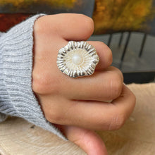 Cargar imagen en el visor de la galería, Anillo de Plata 0.925 con Perla Natural, en diseño de Flor. Disponible en talla 5.5 y talla 6.
