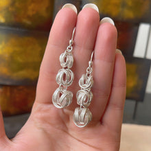 Cargar imagen en el visor de la galería, Aretes Nudos Triples en Plata Peruana 0.950
