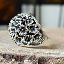 Cargar imagen en el visor de la galería, Anillo Abombado de Plata 0,925 con diseño de Flores. Disponible en talla 9.5
