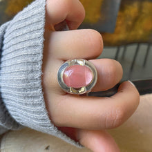 Cargar imagen en el visor de la galería, Anillo de Plata Peruana 0.950 con Cuarzo Rosa. Disponible en talla 8 y 8.5.
