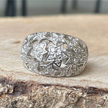 Cargar imagen en el visor de la galería, Anillo de Plata 0.925 con Zirconias, en diseño de Estrellas. Disponible en talla 9.5
