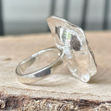 Cargar imagen en el visor de la galería, Anillo de Plata 0.925 con Perla Natural, en diseño de Flor. Disponible en talla 5.5 y talla 6.
