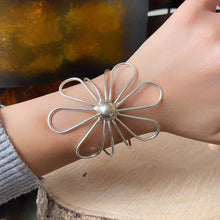 Cargar imagen en el visor de la galería, Pulsera estilo Aro en Plata 0.925 con diseño de Flor
