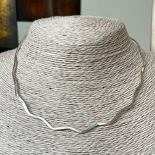 Cargar imagen en el visor de la galería, Cuello estilo Choker Zigzag en Plata 0.925
