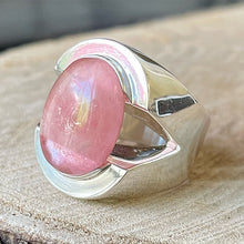 Cargar imagen en el visor de la galería, Anillo de Plata Peruana 0.950 con Cuarzo Rosa. Disponible en talla 8 y 8.5.
