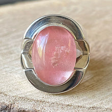 Cargar imagen en el visor de la galería, Anillo de Plata Peruana 0.950 con Cuarzo Rosa. Disponible en talla 8 y 8.5.
