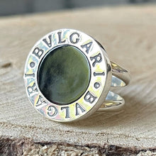 Cargar imagen en el visor de la galería, Anillo de Plata Peruana 0.950 Diseño BVLGARI, con Acrílico Negro. Disponible en talla 7.5
