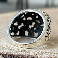 Cargar imagen en el visor de la galería, Anillo Abombado de Plata 0,925 con diseño de Flores. Disponible en talla 9.5
