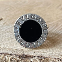 Cargar imagen en el visor de la galería, Anillo de Plata Peruana 0.950 Diseño BVLGARI, con Acrílico Negro. Disponible en talla 7.5
