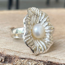 Cargar imagen en el visor de la galería, Anillo de Plata 0.925 con Perla Natural, en diseño de Flor. Disponible en talla 5.5 y talla 6.
