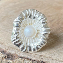 Cargar imagen en el visor de la galería, Anillo de Plata 0.925 con Perla Natural, en diseño de Flor. Disponible en talla 5.5 y talla 6.
