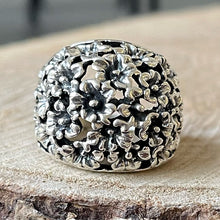 Cargar imagen en el visor de la galería, Anillo Abombado de Plata 0,925 con diseño de Flores. Disponible en talla 9.5
