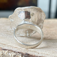 Cargar imagen en el visor de la galería, Anillo de Plata 0.925 con Perla Natural, en diseño de Flor. Disponible en talla 5.5 y talla 6.
