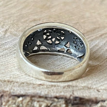 Cargar imagen en el visor de la galería, Anillo de Plata 0.925 con Acerinas. Disponible en talla 7
