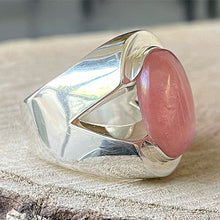 Cargar imagen en el visor de la galería, Anillo de Plata Peruana 0.950 con Cuarzo Rosa. Disponible en talla 8 y 8.5.
