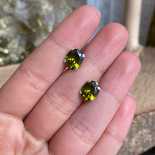 Cargar imagen en el visor de la galería, Aretes de plata 0.925 con Cristal Facetado Color Verde
