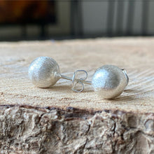 Cargar imagen en el visor de la galería, Aretes Diseño Mate en plata 0.925 (pequeños)
