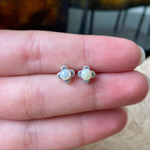 Cargar imagen en el visor de la galería, Aretes Baby en Plata 0.925 y Perlas Naturales
