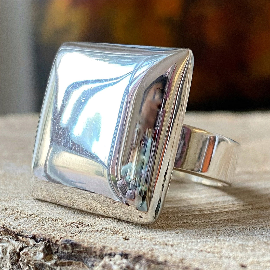 Anillo de Plata con diseño Cuadrado Liso. Disponible en talla 7 y 7.5