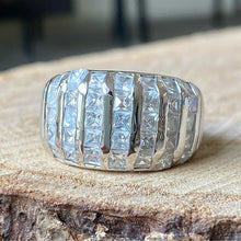 Cargar imagen en el visor de la galería, Anillo de Plata 0.925 Italiana con Zirconias. Disponible en talla 8.5
