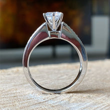 Cargar imagen en el visor de la galería, Anillo de compromiso en Plata .925 con Zirconias. Disponible en talla 5, 7 y 7.5
