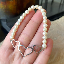 Cargar imagen en el visor de la galería, Pulsera diseño Triple Corazón en Plata 0.925 con Perlas Naturales (elástica)
