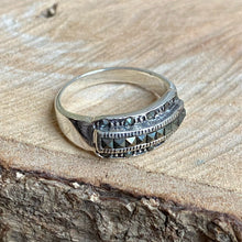 Cargar imagen en el visor de la galería, Anillo de plata 0.925 con acerinas. Disponible en talla 9
