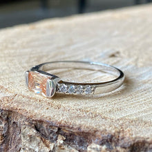 Cargar imagen en el visor de la galería, Anillo de Plata 0.925 con Cristal color Topacio, y Zirconias. Disponible en talla 7 y talla 7.5
