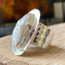 Cargar imagen en el visor de la galería, Anillo de plata peruana 0.950 martillada con Perla BIWA. Disponible en talla 8.
