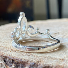 Cargar imagen en el visor de la galería, Anillo de plata 0.925 con Zirconias en diseño de Corona. Disponible en talla 7 y 7.5
