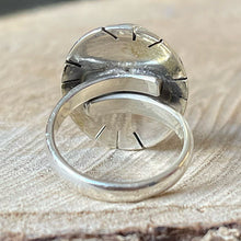 Cargar imagen en el visor de la galería, Anillo de Plata 0.925 con Madreperla. Disponible en talla 7.5 y 8.
