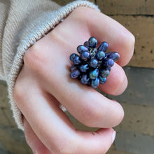 Cargar imagen en el visor de la galería, Anillo de Perlas Oscuras (ajustable)
