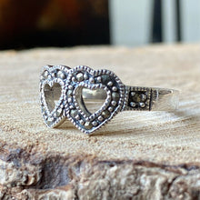 Cargar imagen en el visor de la galería, Anillo Doble Corazón en plata 0.925 con Acerinas. Disponible en talla 9 y talla 9.5
