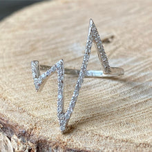 Cargar imagen en el visor de la galería, Anillo Heartbeat en plata 0.925 con Zirconias. Disponible en talla 8.
