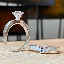 Cargar imagen en el visor de la galería, Anillo de compromiso y alianza de bodas en plata 0.925 y zirconias, talla 7
