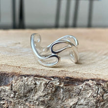 Cargar imagen en el visor de la galería, Anillo diseño de Ondas en Plata 0.925. Talla 7 y talla 7.5.
