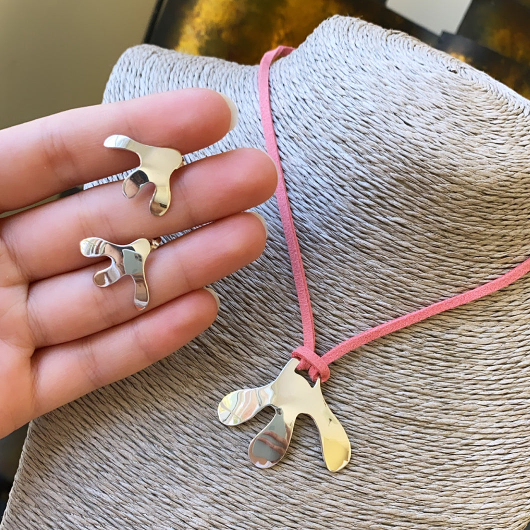 Juego de dije y aretes en Plata 0.925, con collar de Gamuza Rosa