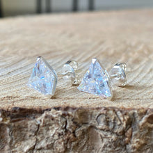 Cargar imagen en el visor de la galería, Aretes con diseño triangular en plata 0,925 con Zirconias
