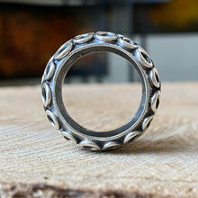 Cargar imagen en el visor de la galería, Anillo de Plata Peruana 0.950 con Diseño Quemado. Disponible en talla 7.5
