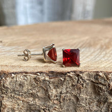 Cargar imagen en el visor de la galería, Aretes de plata 0.925 con cristales facetados
