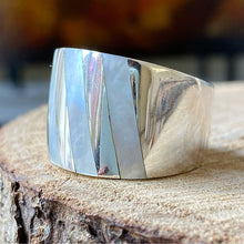 Cargar imagen en el visor de la galería, Anillo de plata peruana 0.950 con Madreperla. Disponible en talla 8.5 y talla 9
