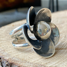 Cargar imagen en el visor de la galería, Anillo diseño Flor en plata peruana 0.950. Disponible en talla 7 y talla 8
