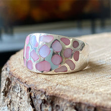 Cargar imagen en el visor de la galería, Anillo Dálmata en plata 0.925 con Madreperla Rosa. Disponible en talla 8.
