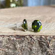 Cargar imagen en el visor de la galería, Aretes de plata 0.925 con Cristal Facetado Color Verde
