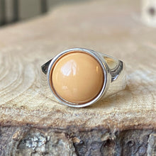 Cargar imagen en el visor de la galería, Anillo de plata 0.925 con Coral. Disponible en talla 5.5, talla 6 y talla 7.
