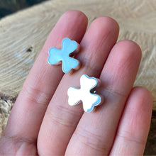 Cargar imagen en el visor de la galería, Aretes con diseño Flor en plata 0,925
