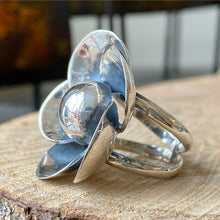 Cargar imagen en el visor de la galería, Anillo diseño Flor en plata peruana 0.950. Disponible en talla 7 y talla 8
