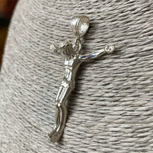 Cargar imagen en el visor de la galería, Dije de Cristo en plata 0.925
