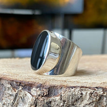 Cargar imagen en el visor de la galería, Anillo de plata 0.925 con Ónix. Disponible en talla 5.5.
